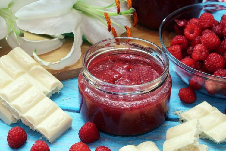 Himbeermarmelade mit weißer Schokolade