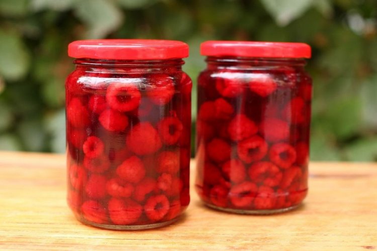 Ganze Himbeeren in Gelee für den Winter