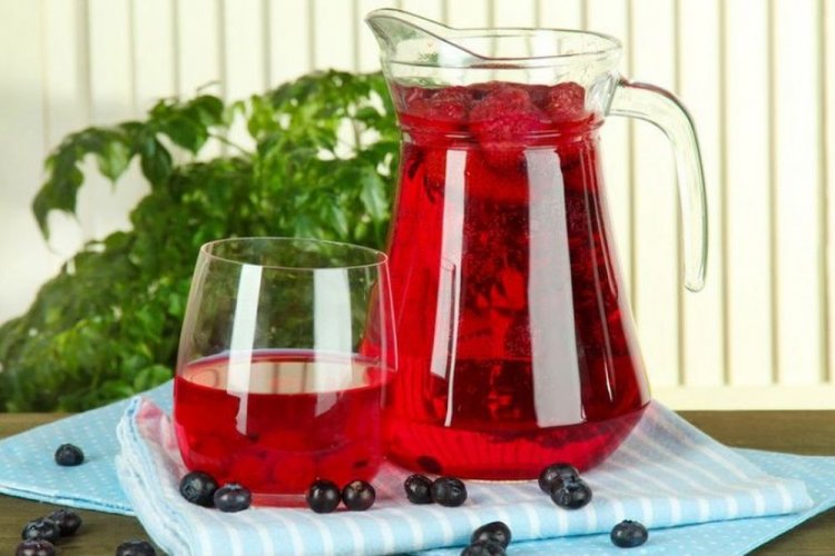Sommerkompott aus Felsenbirnen und Erdbeeren