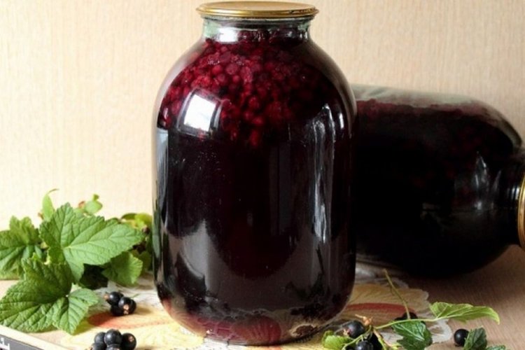 Kompott aus Felsenbirnen und schwarzen Johannisbeeren