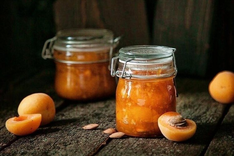 Mermelada de albaricoque en gajos con almendras