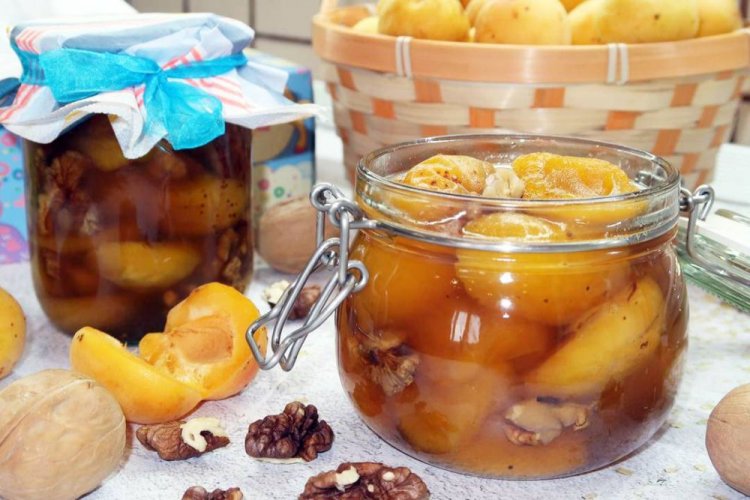 Mermelada de albaricoque en gajos con nueces