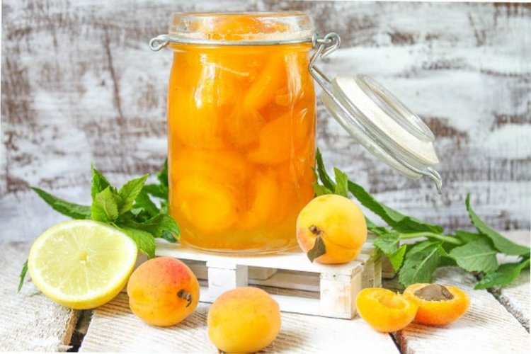 Mermelada de albaricoque en gajos con zumo de limón y menta