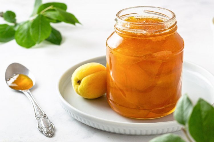 Mermelada de albaricoque en gajos en su propio jugo