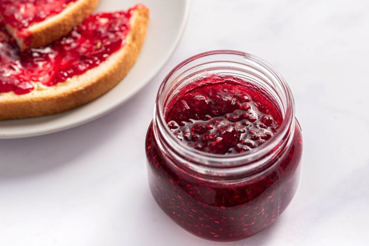 Himbeermarmelade mit Zitronenschale und Gelfix
