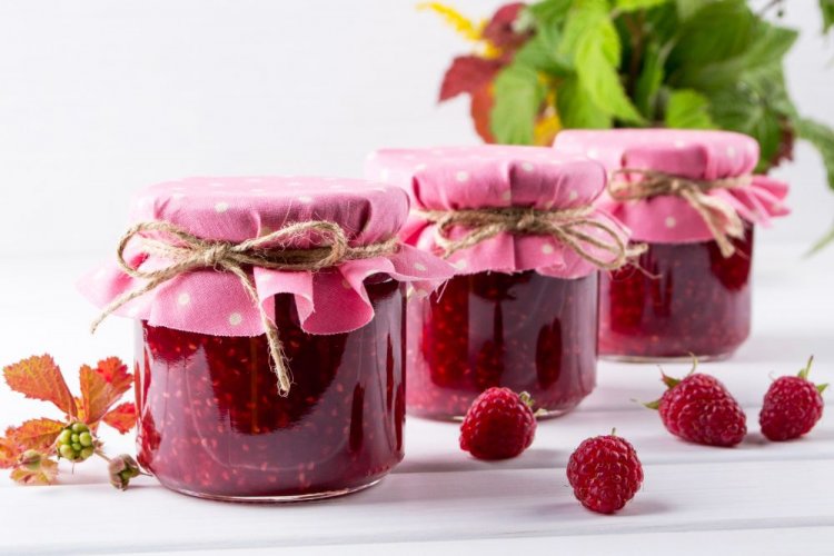 Himbeermarmelade mit scharfem Pfeffer und Kardamom