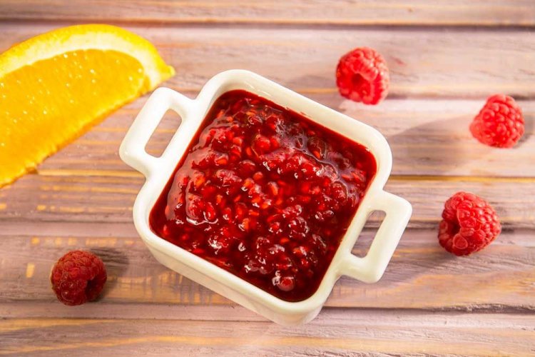 Himbeermarmelade und Orangen