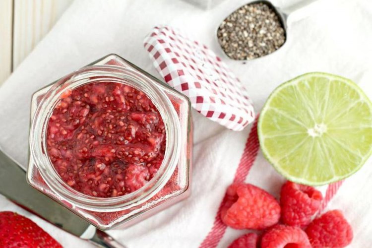 Marmelade aus Erdbeeren, Himbeeren, Limetten und Kalmus