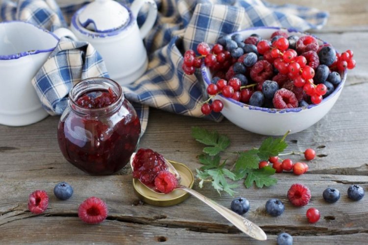 Marmelade aus Himbeeren, Heidelbeeren und roten Johannisbeeren