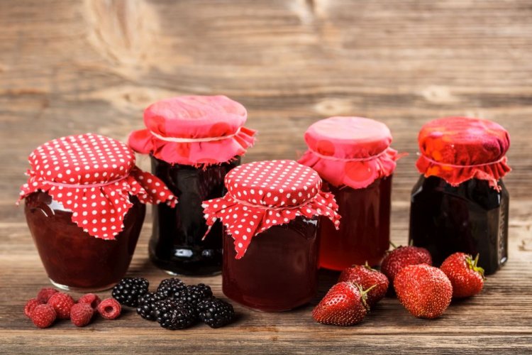 Marmelade aus Himbeeren, Brombeeren und Erdbeeren