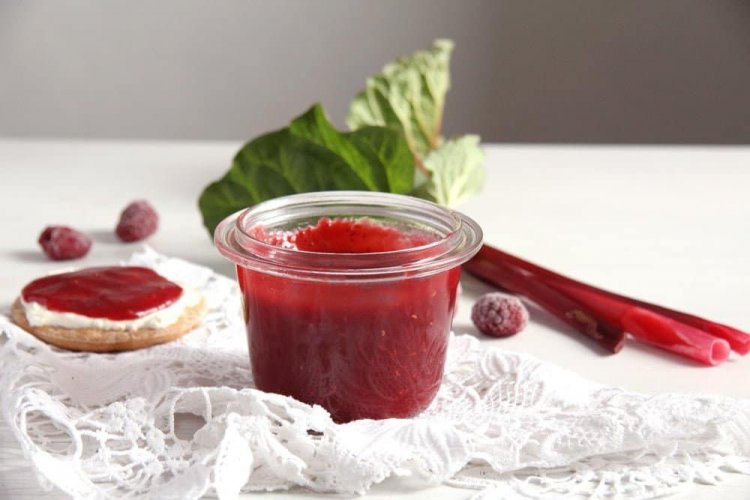 Süß-saure Himbeermarmelade mit Rhabarber