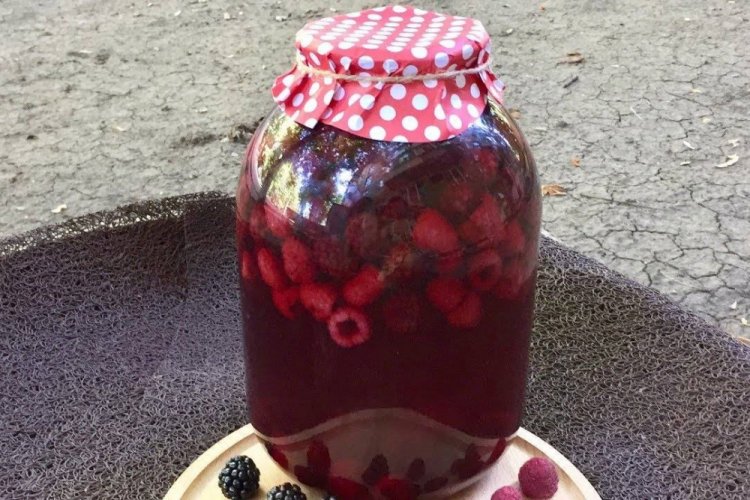 Brombeerkompott mit Himbeeren für den Winter