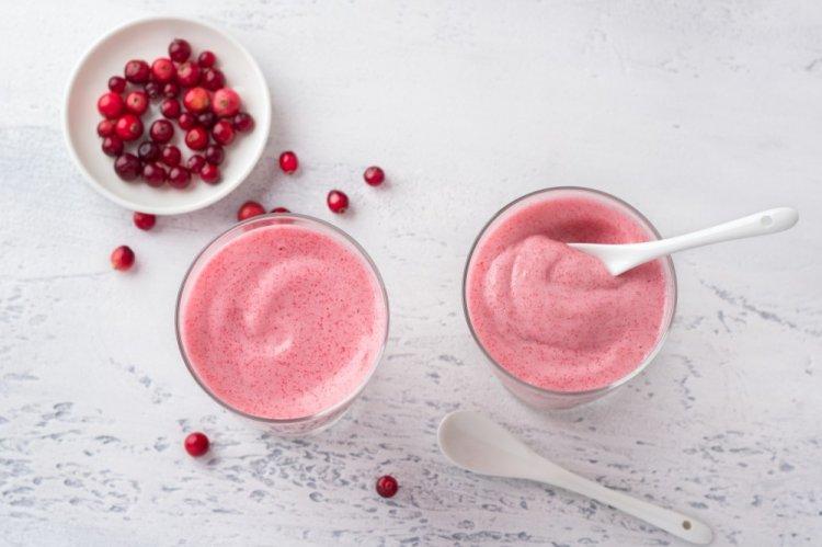 Geschlagener Grießbrei mit Beeren
