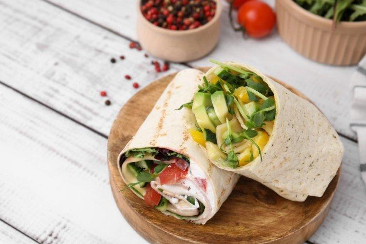 Lavash-Rolle mit Avocado