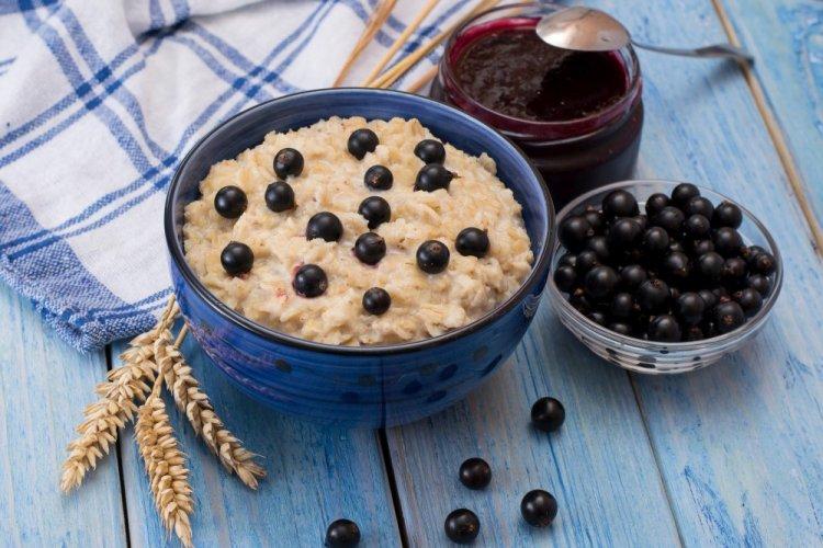 Haferflocken mit Apfel und Johannisbeeren