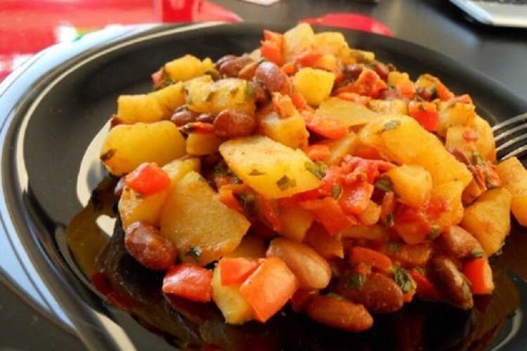 Stewed Potatoes with Bell Pepper and Beans