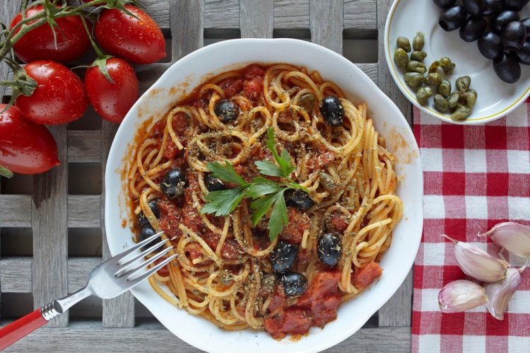 Spaghetti with Tomatoes and Olives