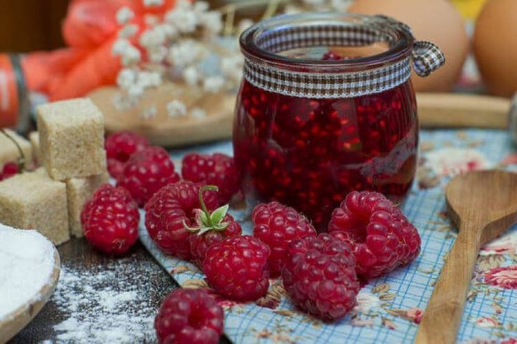Himbeer-Fünf-Minuten-Marmelade mit Zitronenschale und Muskatnuss