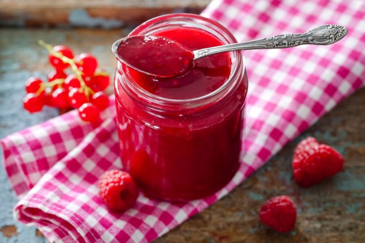 Himbeer- und Rote-Johannisbeer-Fünf-Minuten-Marmelade ohne Kerne