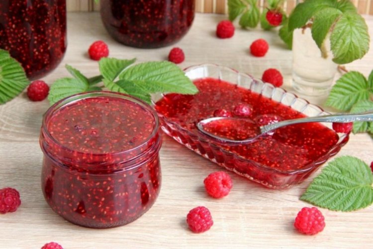 Himbeer-Fünf-Minuten-Marmelade durch den Fleischwolf