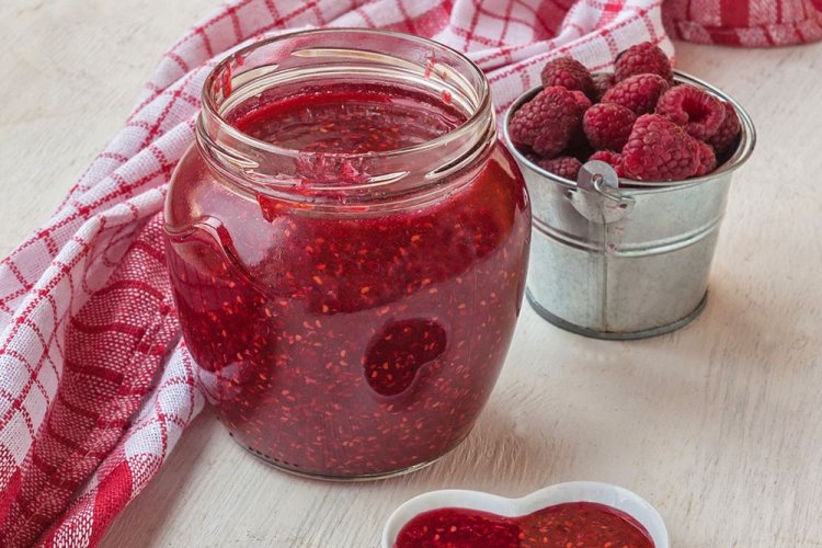 Himbeer-Fünf-Minuten-Marmelade in der Pfanne