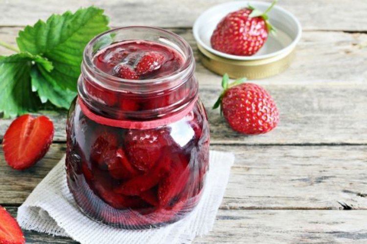 Erdbeeren in Gelee für den Winter
