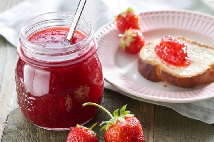 Gelee aus Erdbeersaft