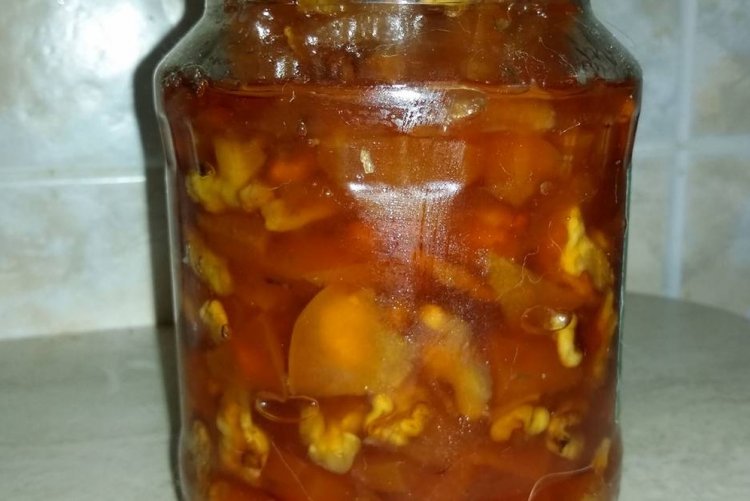 Ranetka-Marmelade mit Walnüssen