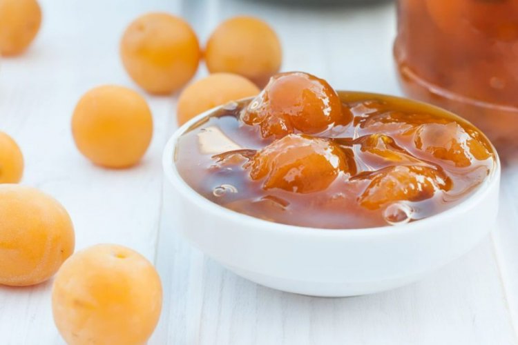 Mermelada de ciruela cereza amarilla con huesos y zumo de limón
