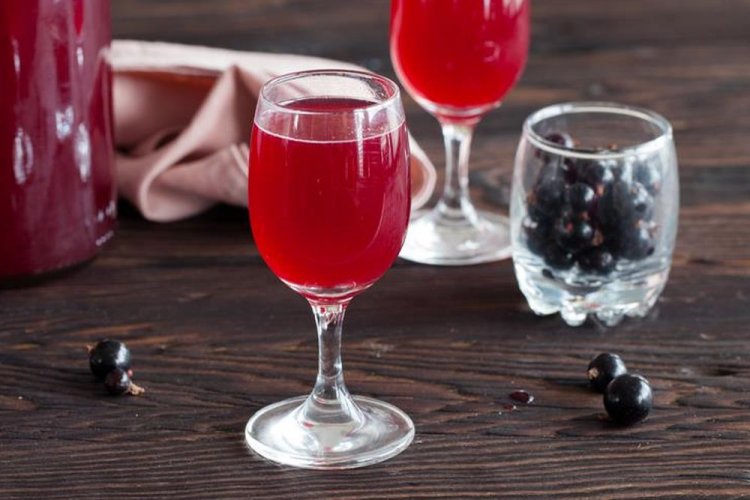 Likör aus getrockneten schwarzen Johannisbeeren