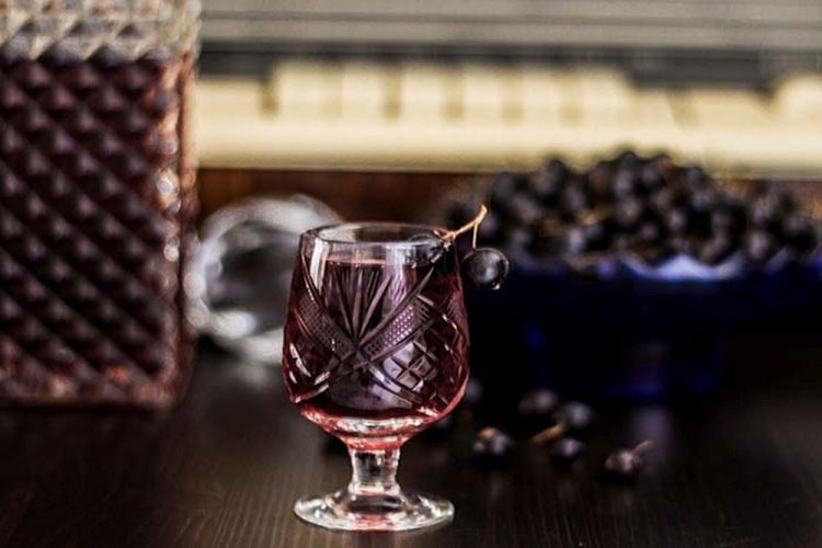 Aromatischer Johannisbeerlikör im Tontopf