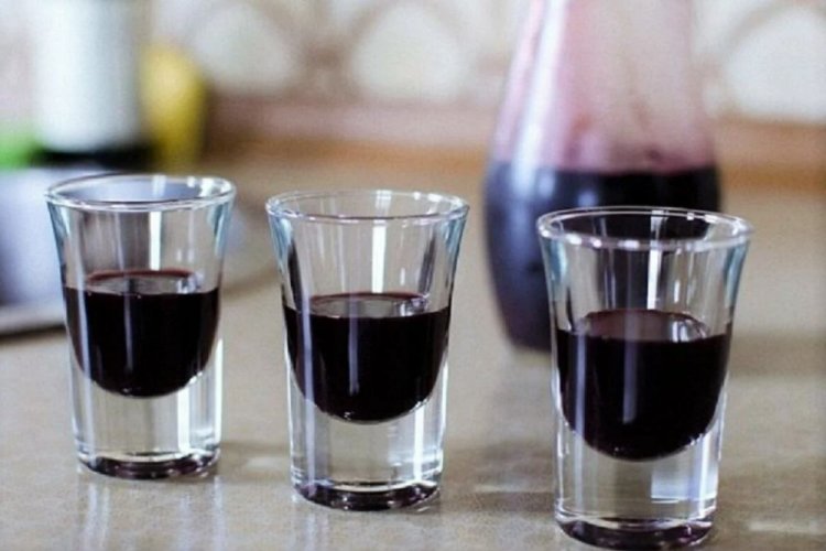 Johannisbeerlikör mit Brandy