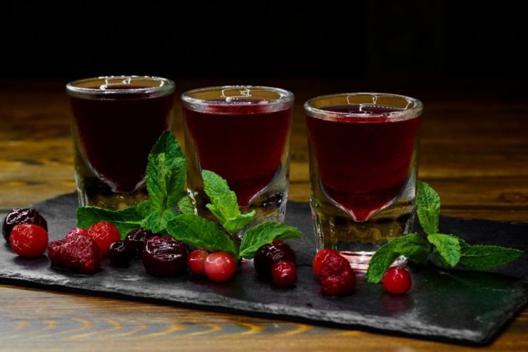 Likör aus getrockneten Himbeeren, Cranberries und schwarzen Johannisbeeren