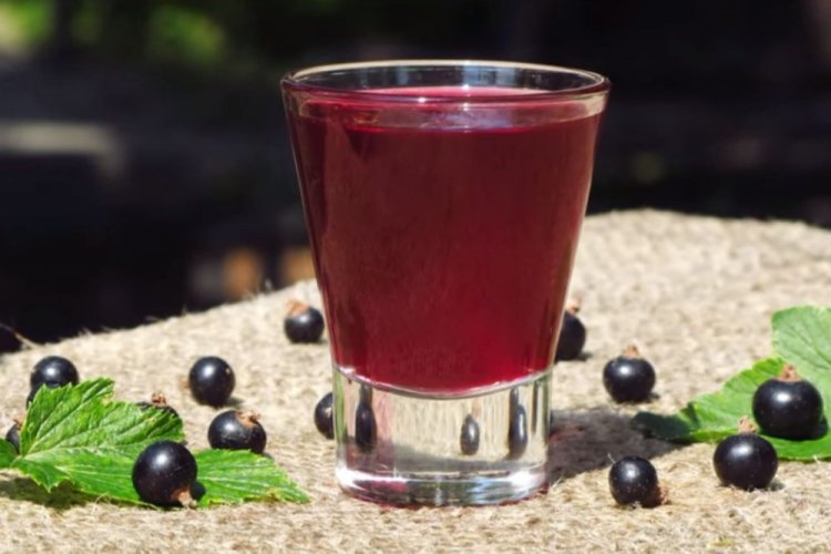 Johannisbeerlikör mit Zimt und Sternanis