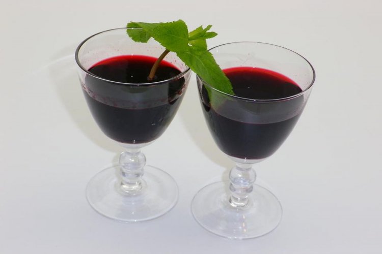 Johannisbeerlikör mit frischer Hefe
