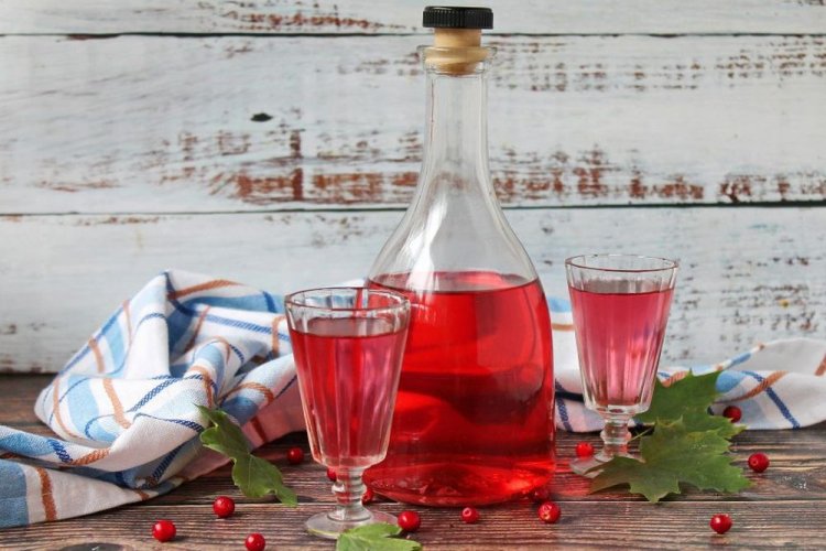 Licor de grosella roja con vodka