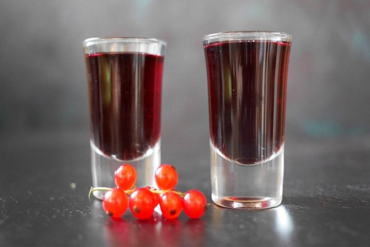 Licor de zumo de grosella roja con tomillo y flor de tilo