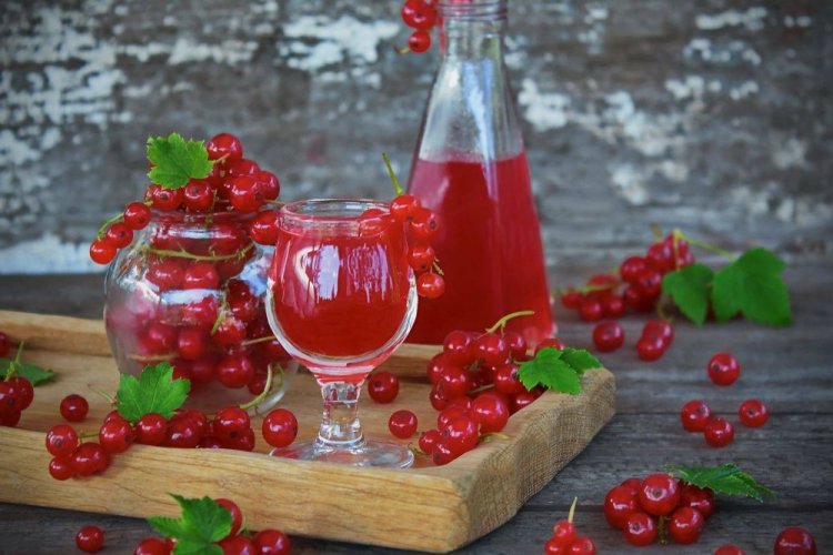 Licor de grosella roja con fructosa y alcohol