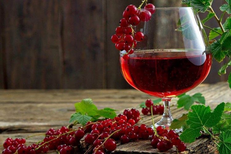 Licor de grosella roja con cáscaras de naranja y ron