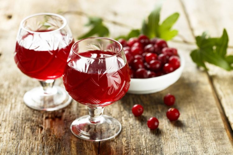 Licor de grosella roja con raíz de rábano picante