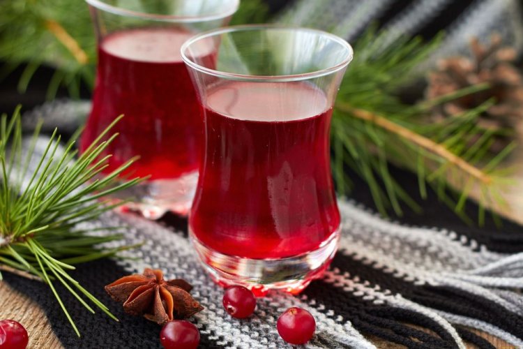 Licor de grosella roja con aroma a pino