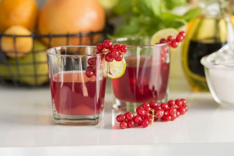 Licor de grosella roja con lima y cáscaras de pomelo