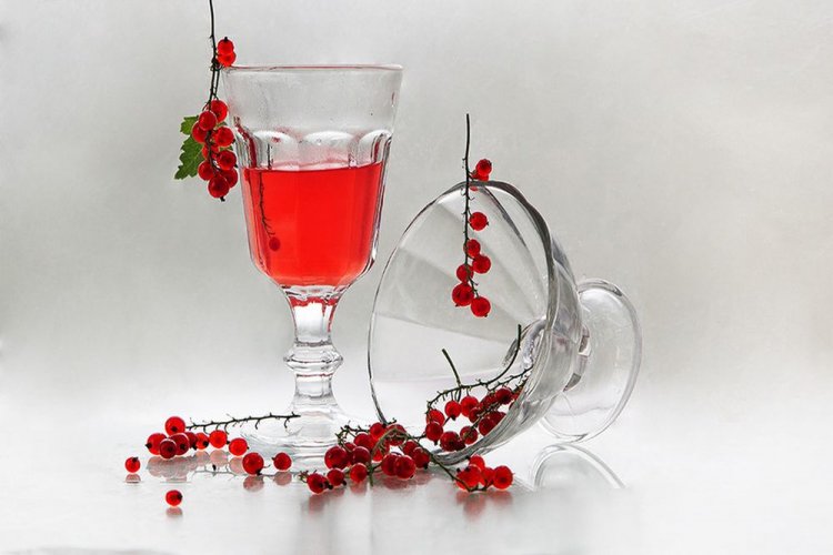 Licor de grosella roja y piñones