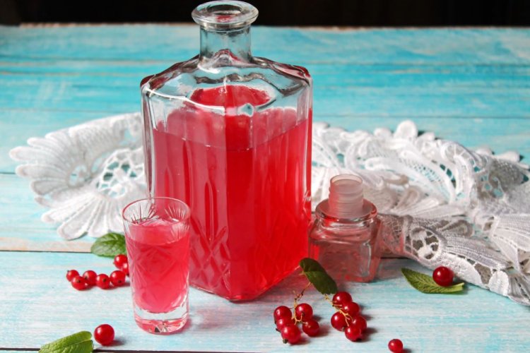 Licor de grosella roja con aguardiente casero