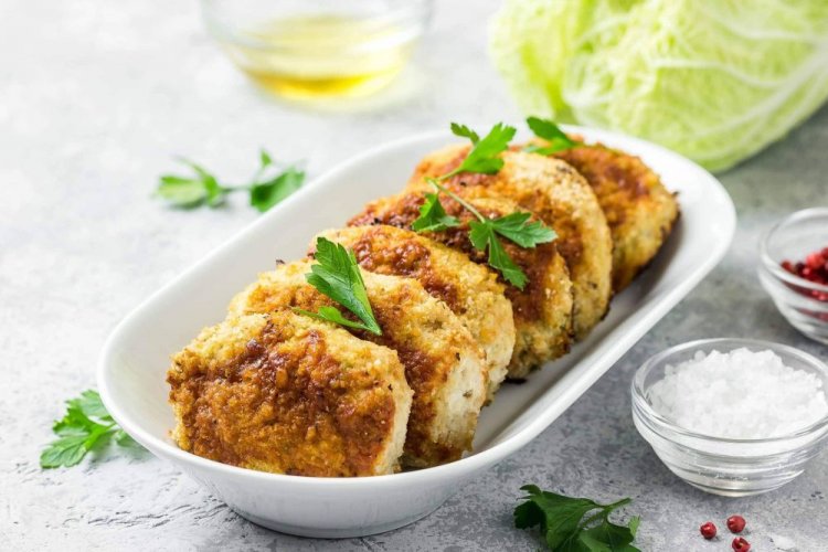 Frikadellen aus Erbsen und Chinakohl
