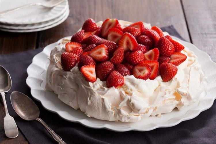 Postre Pavlova con fresas