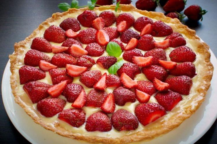 Tarta de fresas y crema pastelera