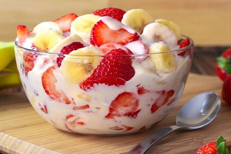 Ensalada de frutas de fresa y plátano