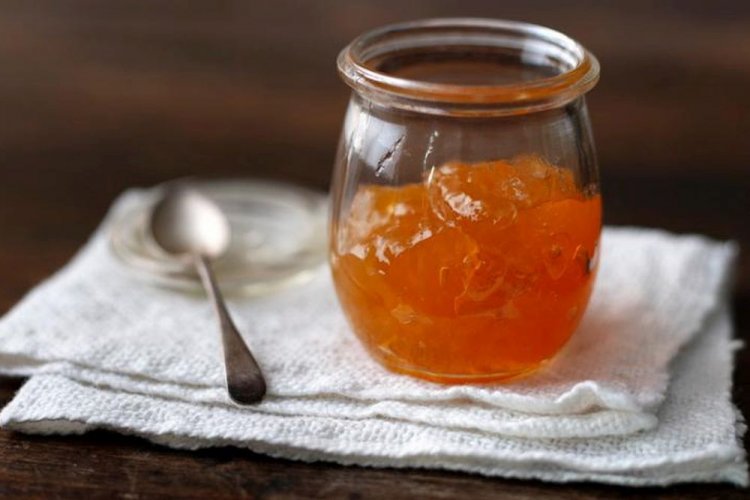 Thick Apricot Jam with Gelatin
