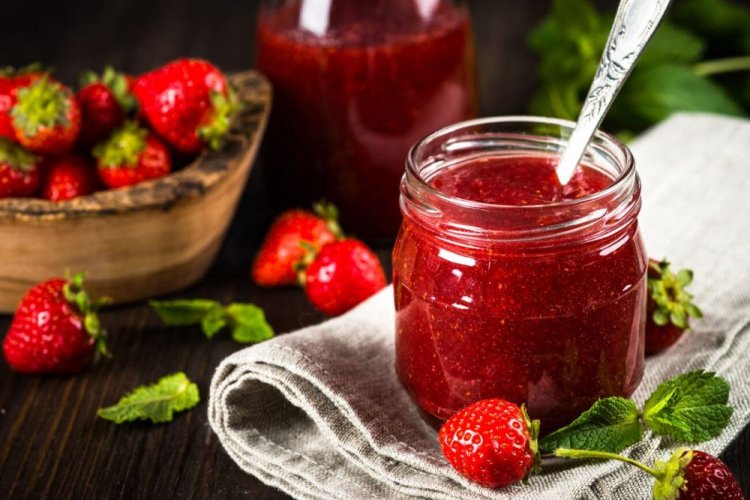 Erdbeer-Fünf-Minuten-Marmelade durch den Fleischwolf